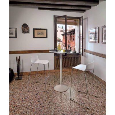 Banco bajo Colos Vesper 3B con asiento de polipropileno, respaldo reducido y estructura metálica con reposapiés.
