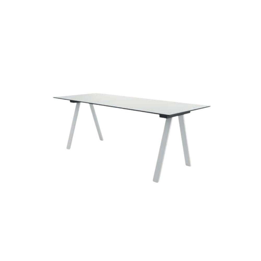 Mesa rectangular COLOS VU B/R 2000 con base tripie de metal y cubierta multicapa laminada HPL