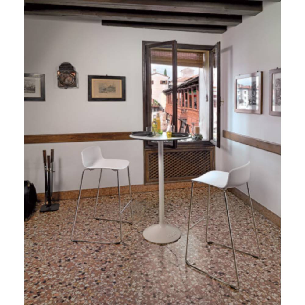 Banco bajo Colos Vesper 3B con asiento de polipropileno, respaldo reducido y estructura metálica con reposapiés.