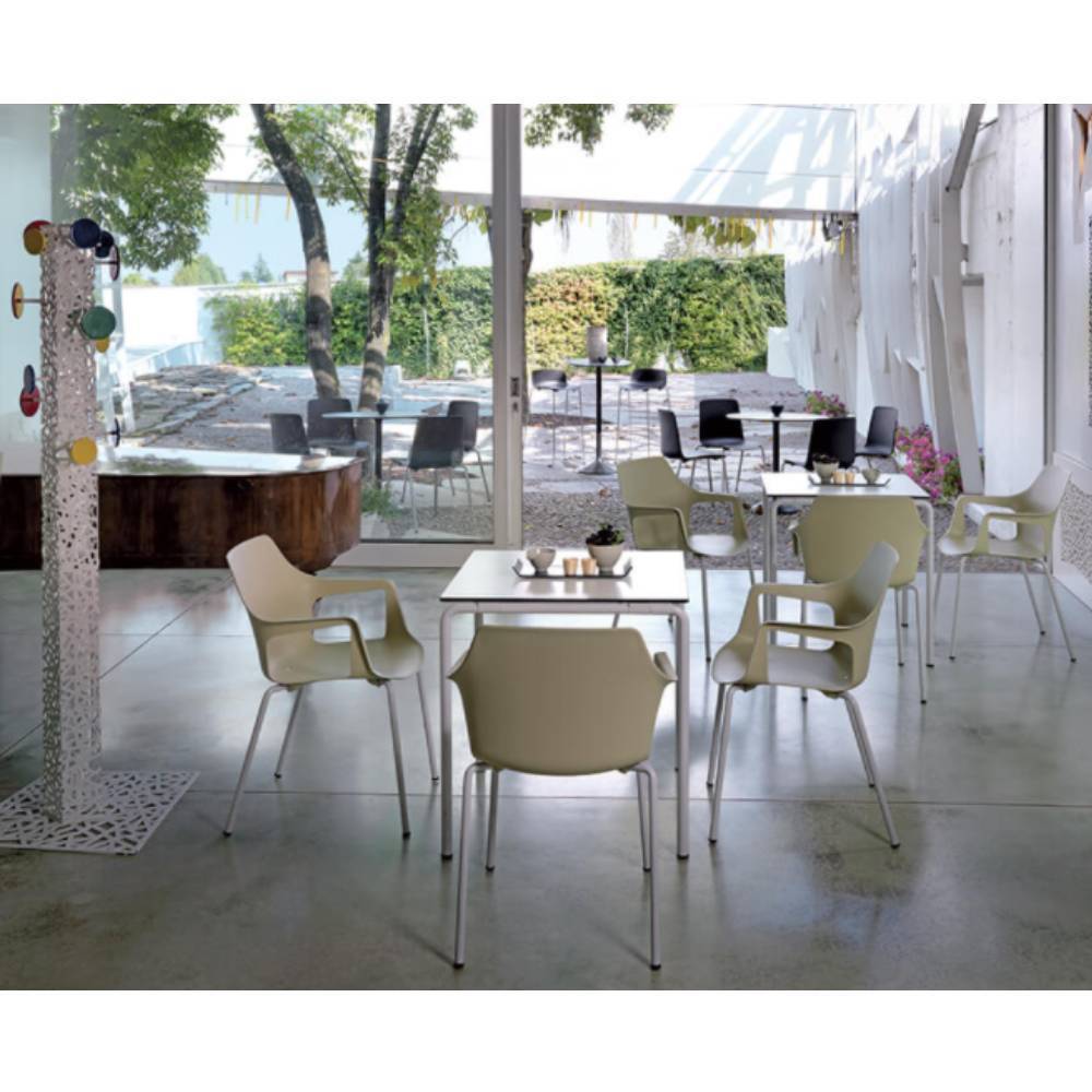 Silla COLOS VESPER 2 con casco de polipropileno con fibra de vidrio y estructura de acero tubular