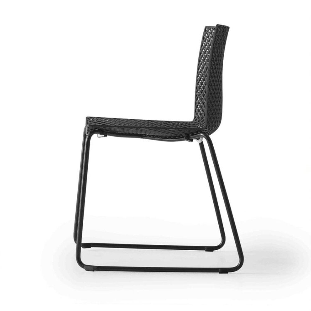 Silla Labenze Fuller en tecnopolímero con patas trineo de acero pintado