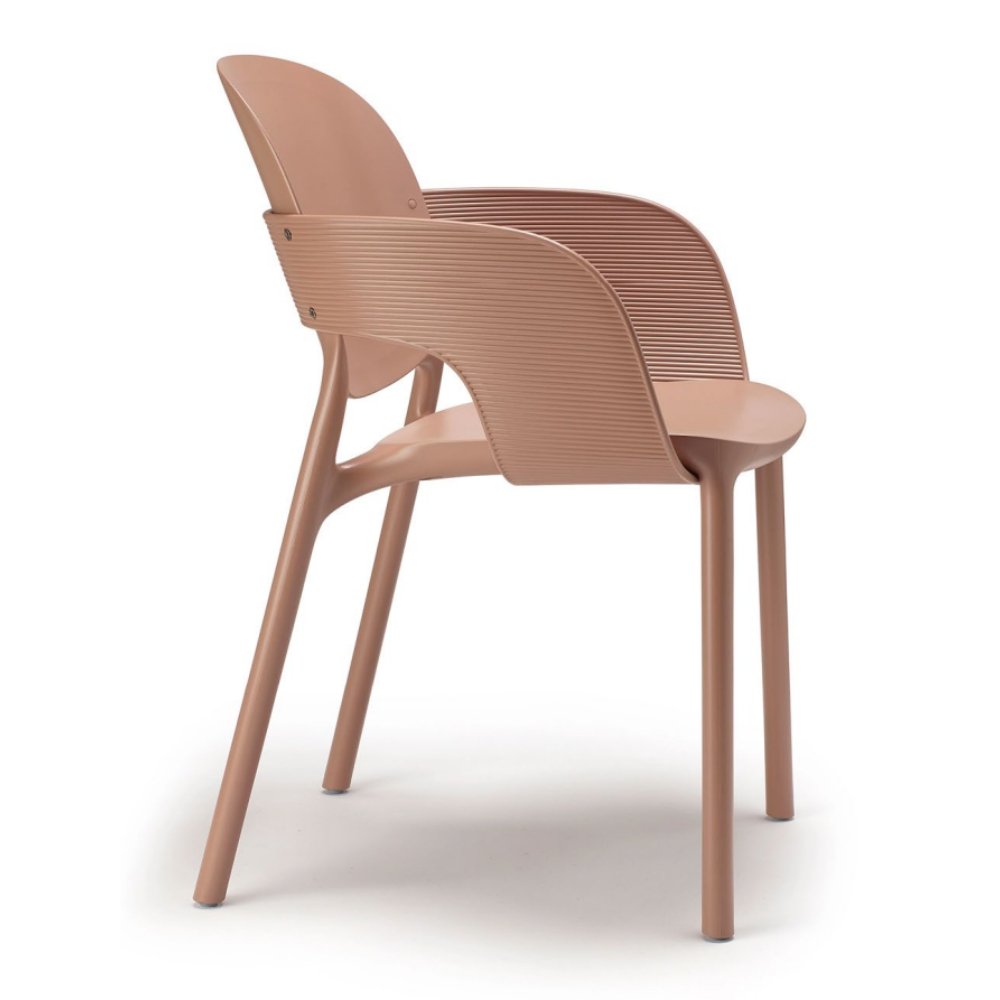 Silla Labenze Hug en tecnopolímero reciclado con brazos y patrón de rayas en relieve