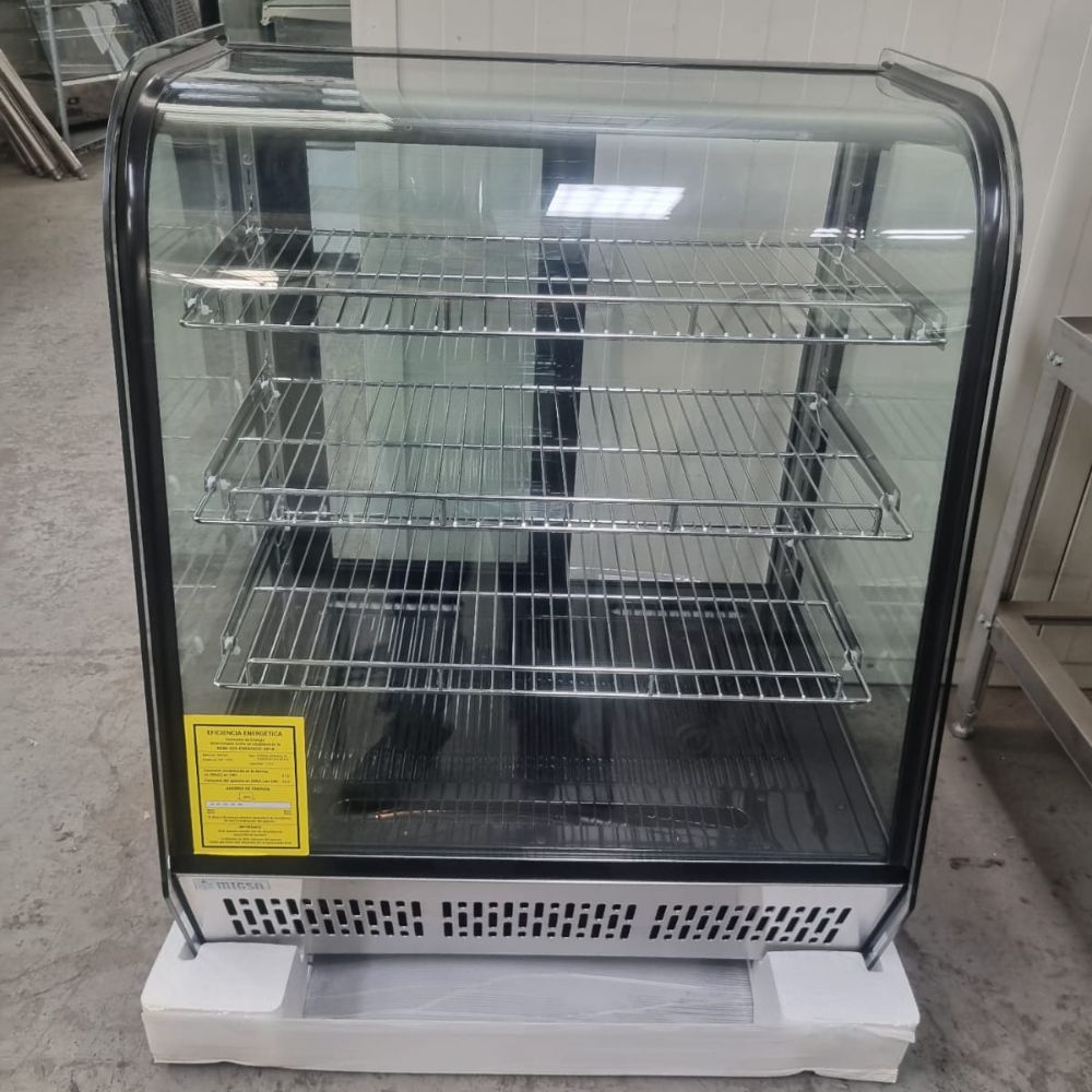 Vitrina refrigerada Migsa CW-145R de cristal curvo con 4 niveles de exhibición, frente de 70.2 cm, 145 litros, color acero y negro.