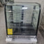 Vitrina refrigerada Migsa CW-195R de cristal curvo con 4 niveles de exhibición, frente de 88 cm, 195 litros, color acero y negro.