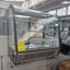 Vitrina refrigerada Migsa CW-195R de cristal curvo con 4 niveles de exhibición, frente de 88 cm, 195 litros, color acero y negro.