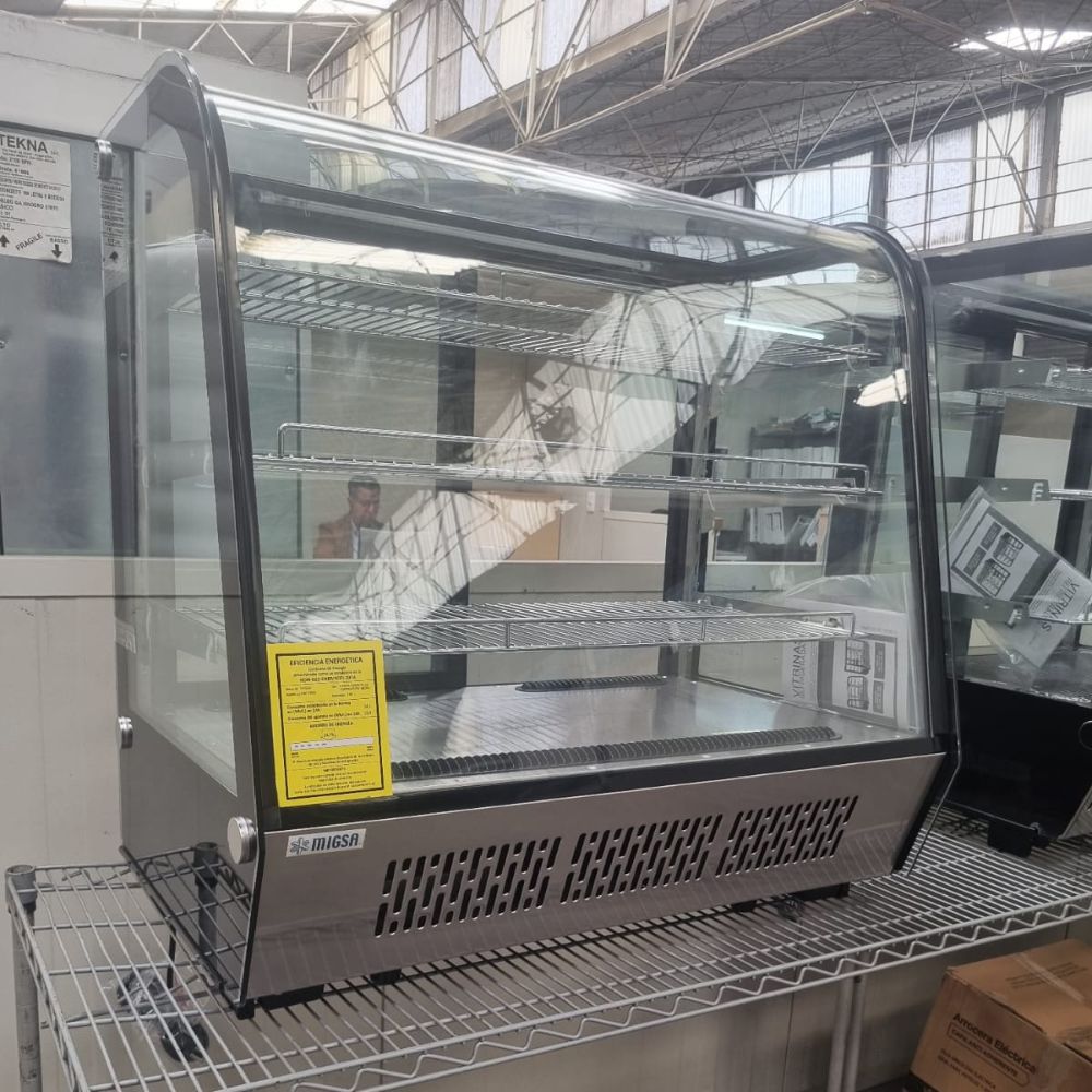 Vitrina refrigerada Migsa CW-195R de cristal curvo con 4 niveles de exhibición, frente de 88 cm, 195 litros, color acero y negro.