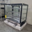 Vitrina refrigerada Migsa CW-195 de cristal recto con 4 niveles de exhibición, frente de 88 cm, 195 litros, color acero y negro.