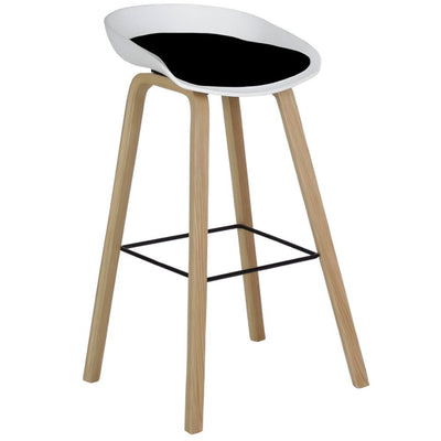 Banco alto Stella con asiento acojinado en vinipiel, patas de madera de haya y reposapiés metálico.