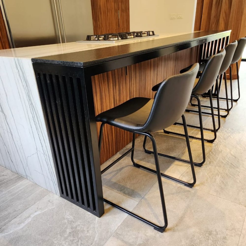 Banco alto Nogal Beat Irlanda con asiento y respaldo tapizados en vinipiel y estructura metálica.