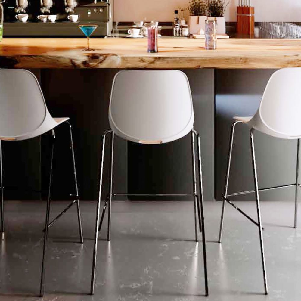Banco alto Nogal Beat Quick OHV-47 ALTA con estructura de acero cromado, base de cuatro puntas y asiento de polipropileno