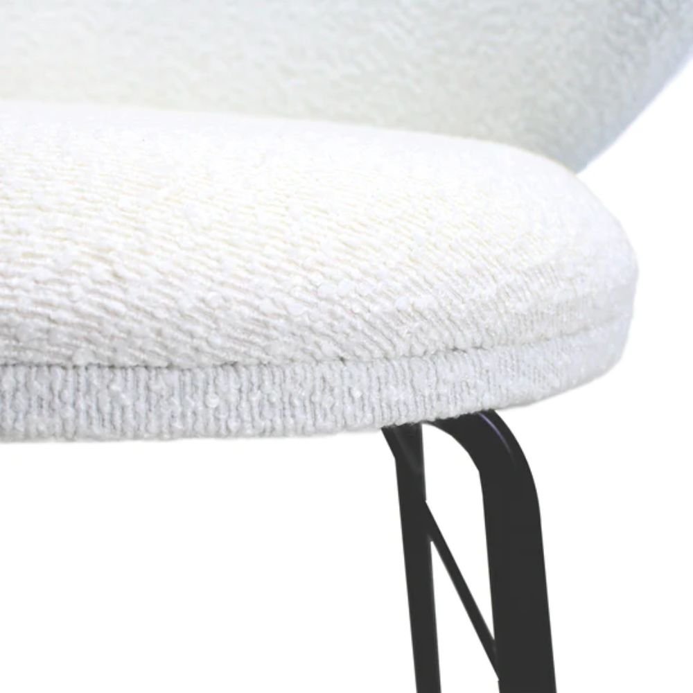 Banco alto Kingstrong Tucson con base metálica negra y asiento y respaldo tapizados de color