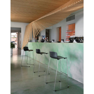 Banco alto Colos Vesper 3A con asiento de polipropileno, respaldo reducido y estructura de acero.