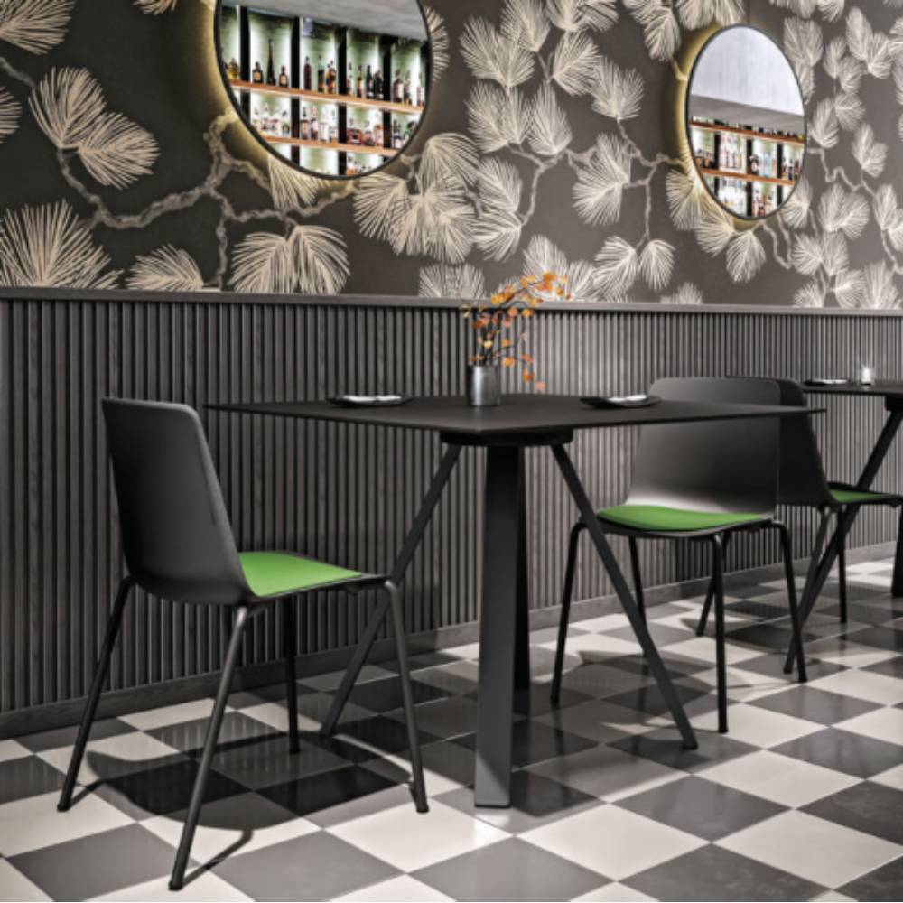 Mesa cuadrada COLOS VU B/Q con base tripie de metal y cubierta multicapa laminada HPL