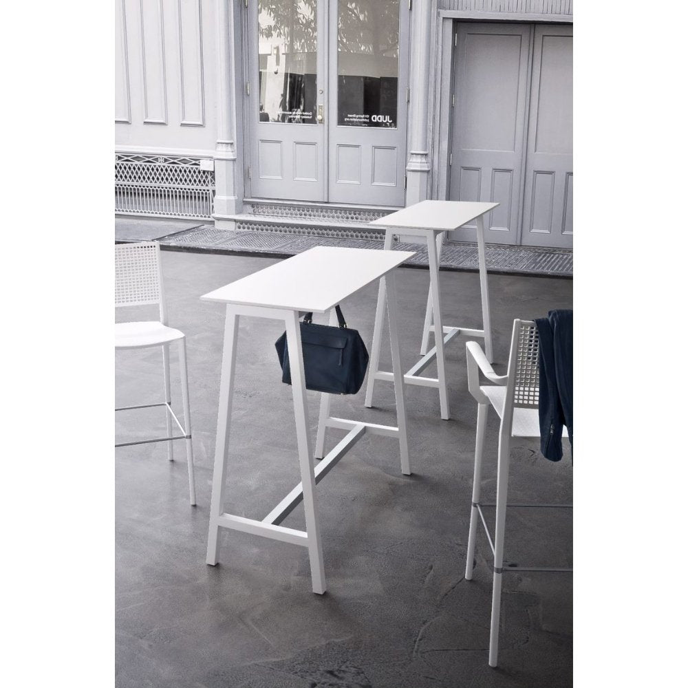 Mesa alta Labenze STEP 160-08200 con estructura de cuatro patas en acero recubierto y cubierta compacto