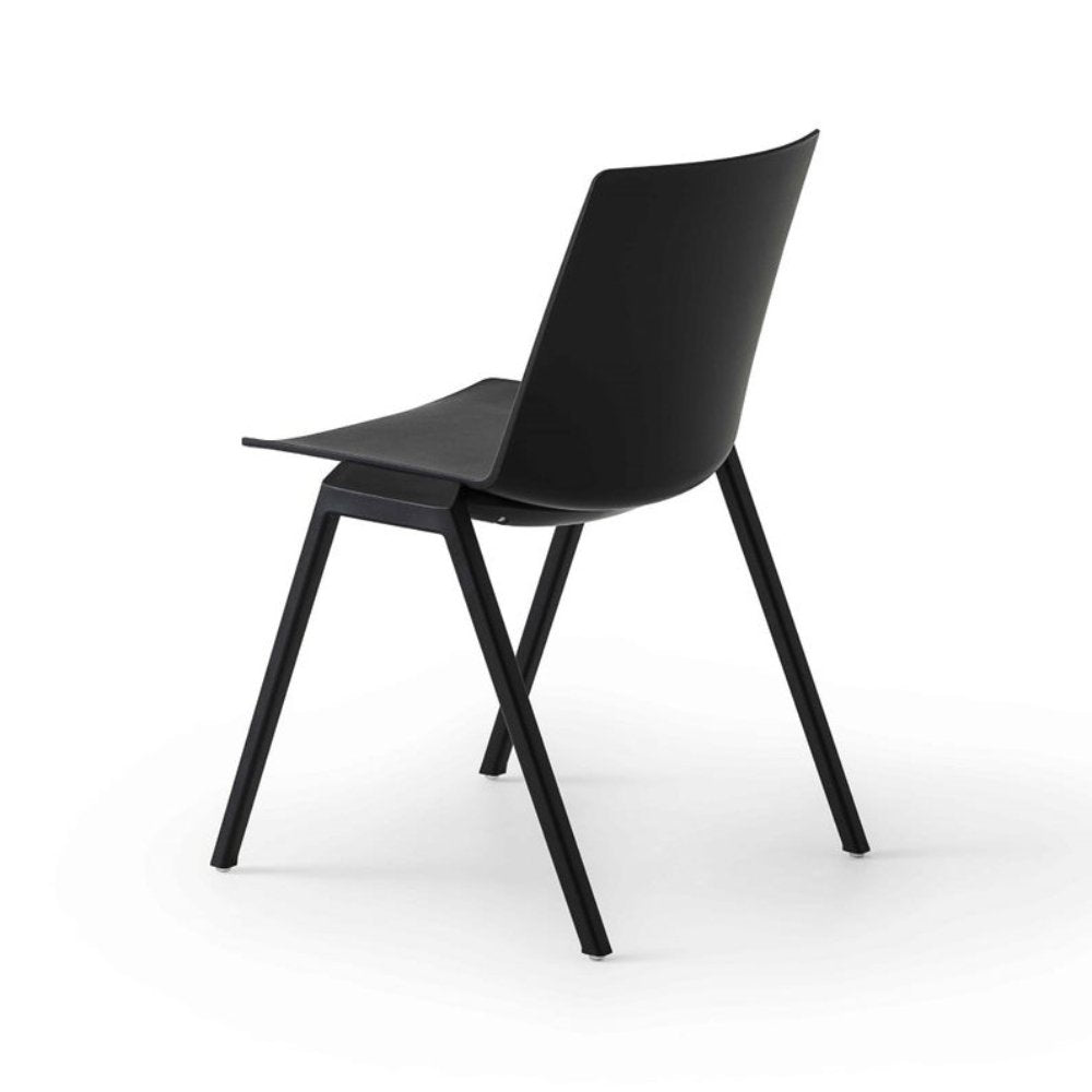 Silla comercial Labenze Jubel IV de tecnopolímero con cuatro patas de acero recubierto apilable