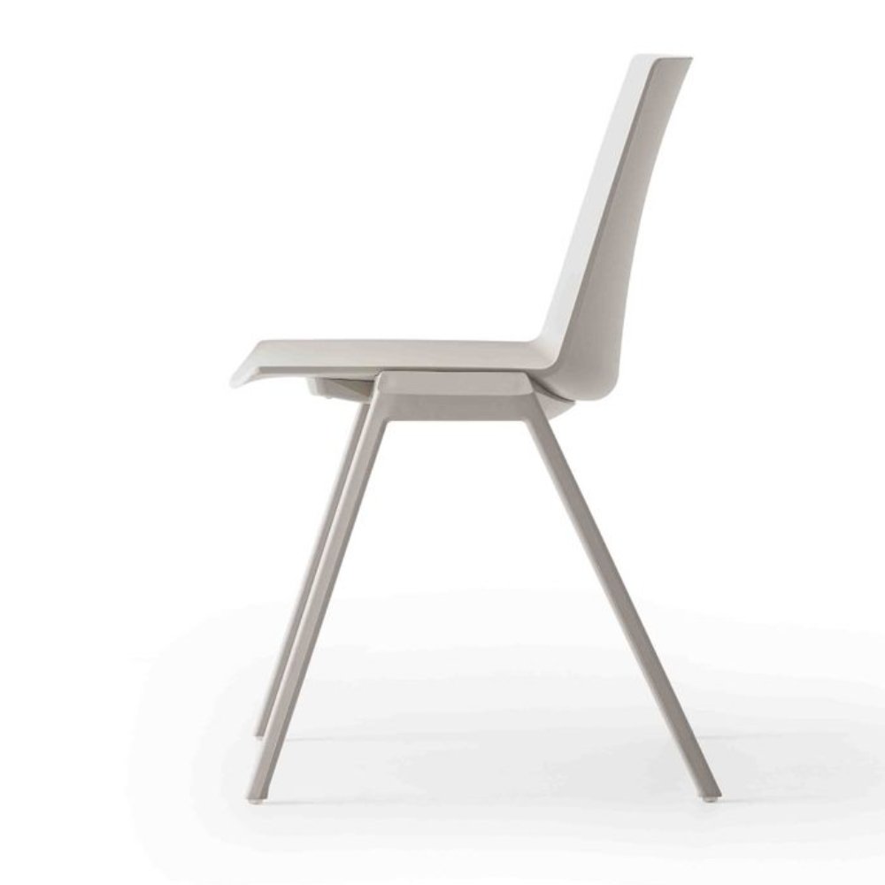 Silla comercial Labenze Jubel IV de tecnopolímero con cuatro patas de acero recubierto apilable