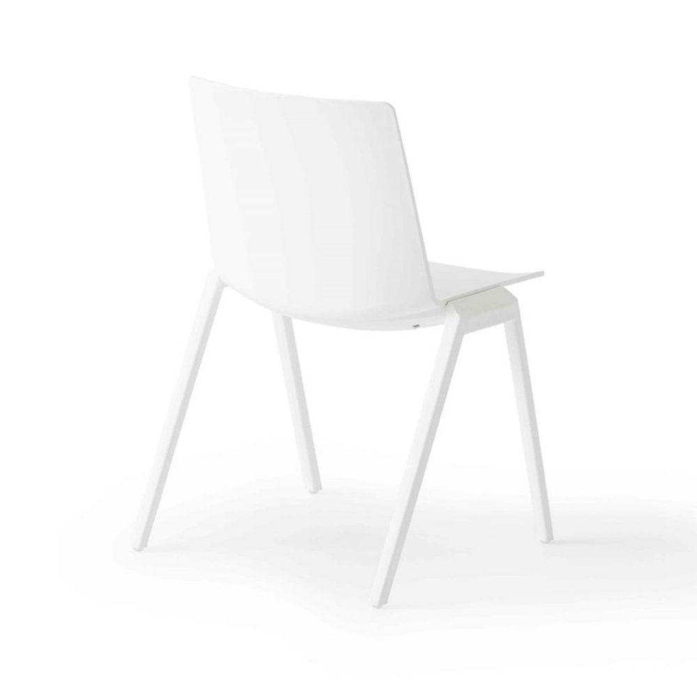 Silla comercial Labenze Jubel IV de tecnopolímero con cuatro patas de acero recubierto apilable