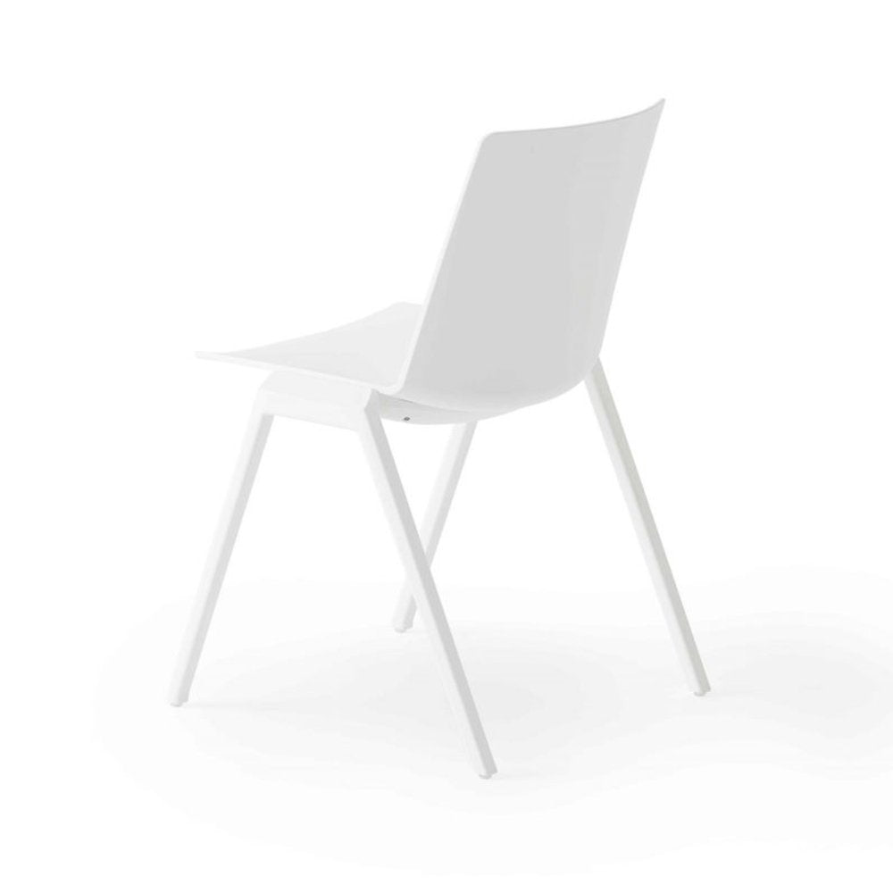 Silla comercial Labenze Jubel IV de tecnopolímero con cuatro patas de acero recubierto apilable