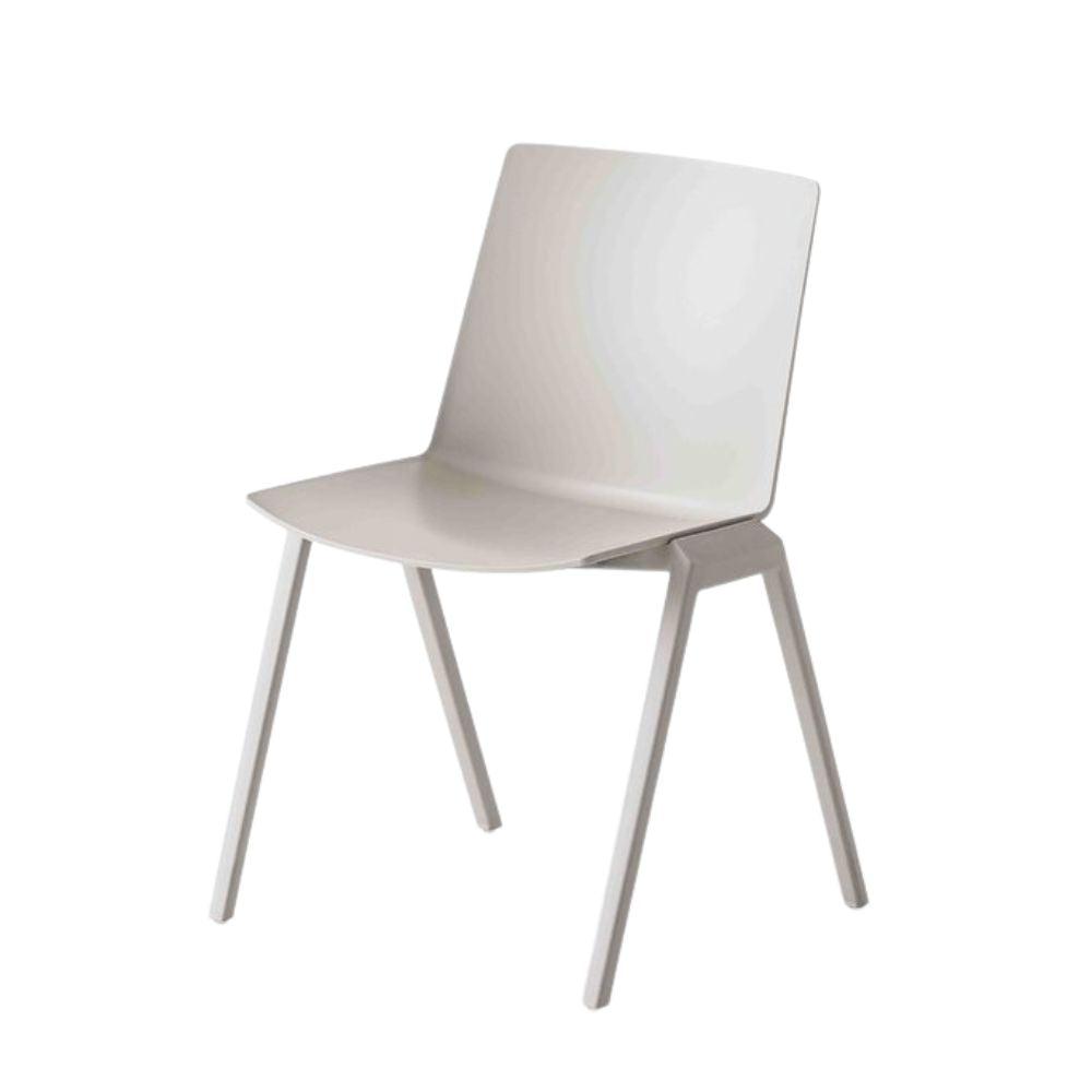 Silla comercial Labenze Jubel IV de tecnopolímero con cuatro patas de acero recubierto apilable