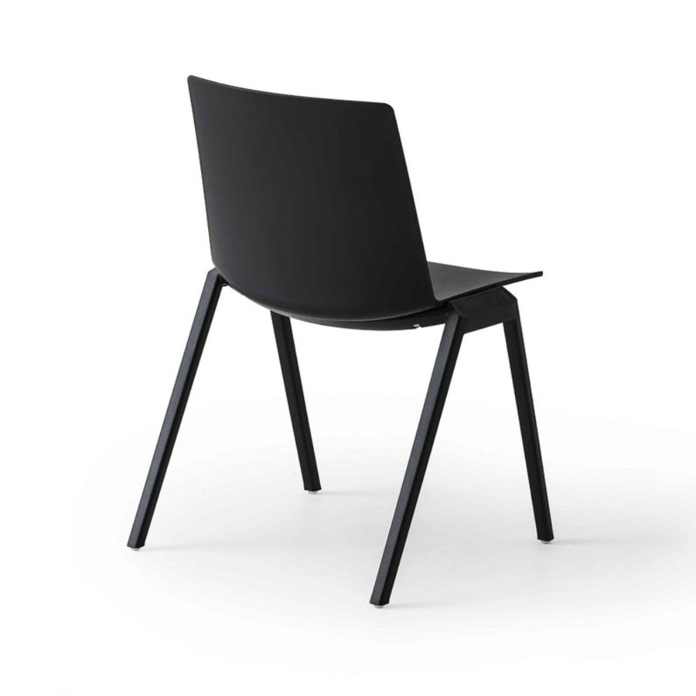 Silla comercial Labenze Jubel IV de tecnopolímero con cuatro patas de acero recubierto apilable