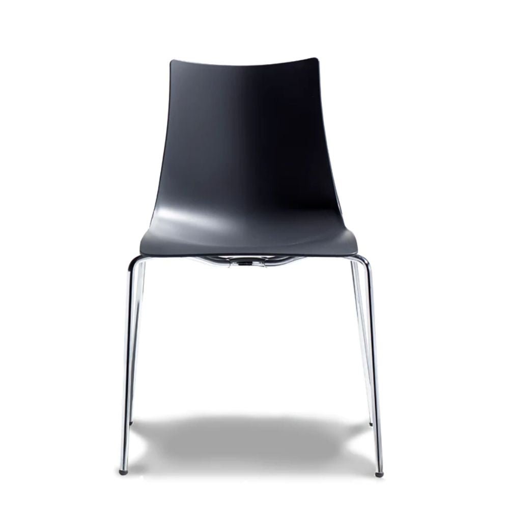 Silla comercial Labenze Zebra apilable en tecnopolímero reciclable con estructura tubular de acero