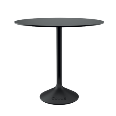 Mesa cuadrada Colos Stato B/T-800 con base de acero fundido y cubierta HPL para exterior.