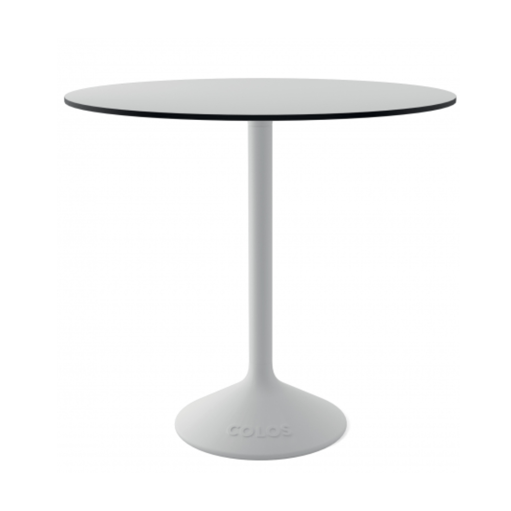 Mesa cuadrada Colos Stato B/T-800 con base de acero fundido y cubierta HPL para exterior.