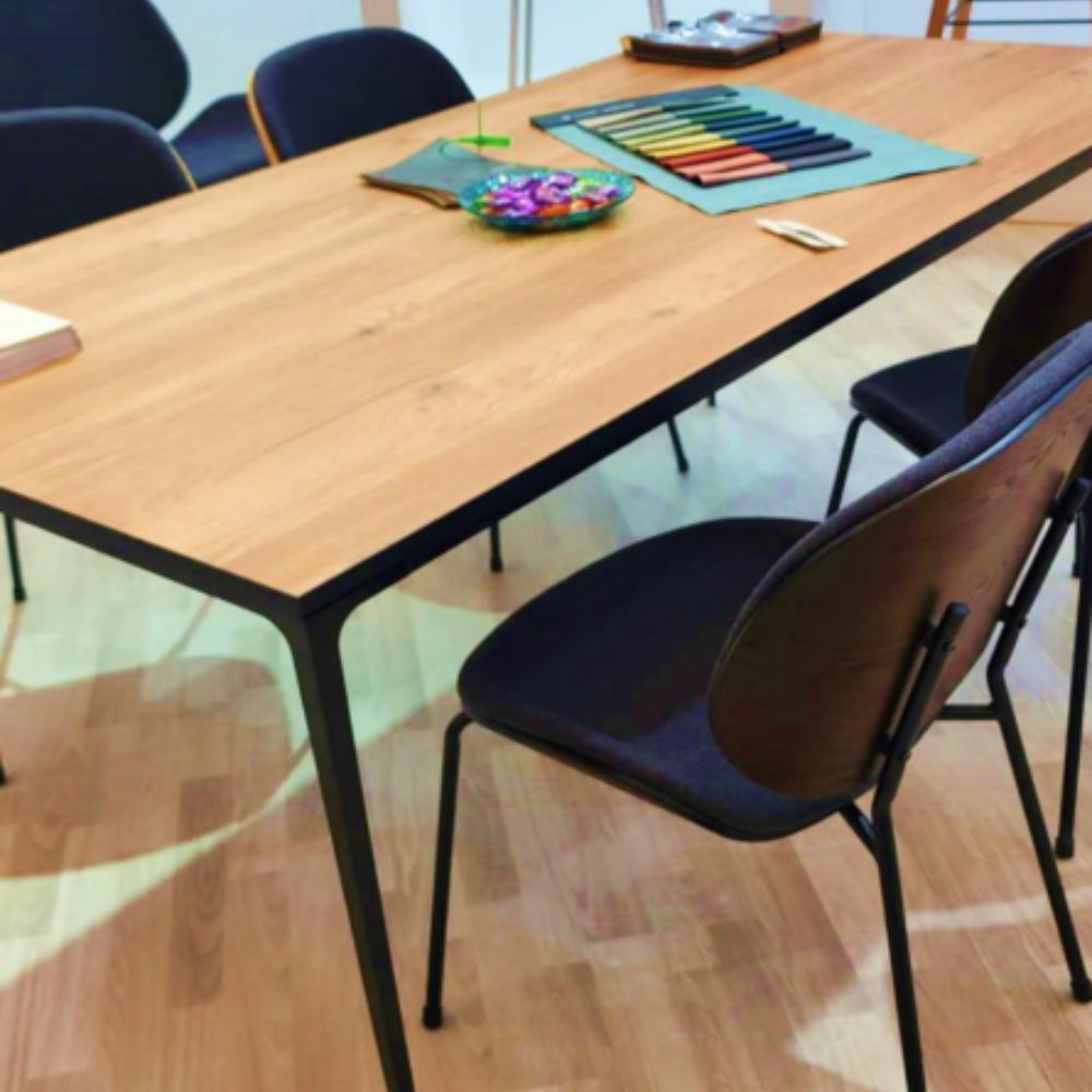 Mesa rectangular NOGAL BEAT AUSTRIA con estructura metálica y cubierta de porcelanato natural