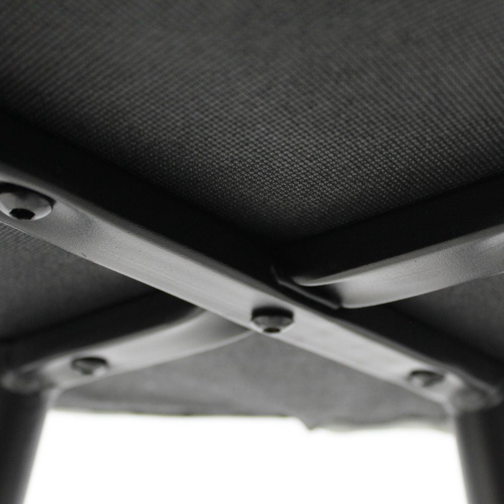 Banco bajo Kingstrong Avila con asiento y respaldo tapizados en tela y base de metal en acabado mate.