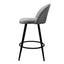 Banco bajo Kingstrong Avila con asiento y respaldo tapizados en tela y base de metal en acabado mate.