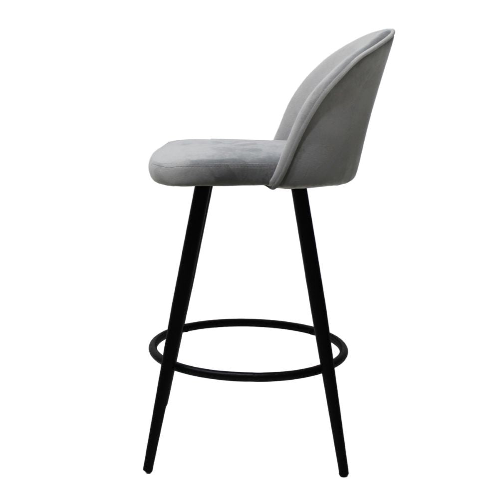 Banco bajo Kingstrong Avila con asiento y respaldo tapizados en tela y base de metal en acabado mate.