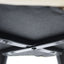 Banco bajo Kingstrong Avila con asiento y respaldo tapizados en tela y base de metal en acabado mate.