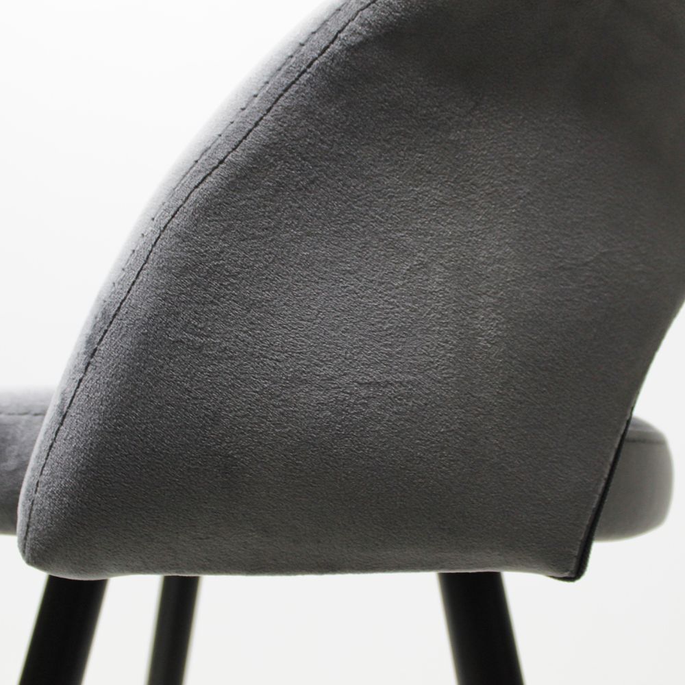 Banco bajo Kingstrong Cádiz con asiento y respaldo tapizados en tela y base de metal en acabado mate.