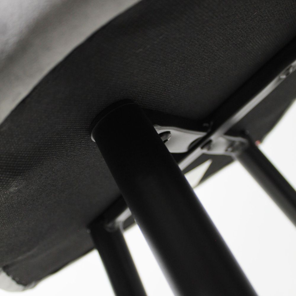 Banco bajo Kingstrong Cádiz con asiento y respaldo tapizados en tela y base de metal en acabado mate.