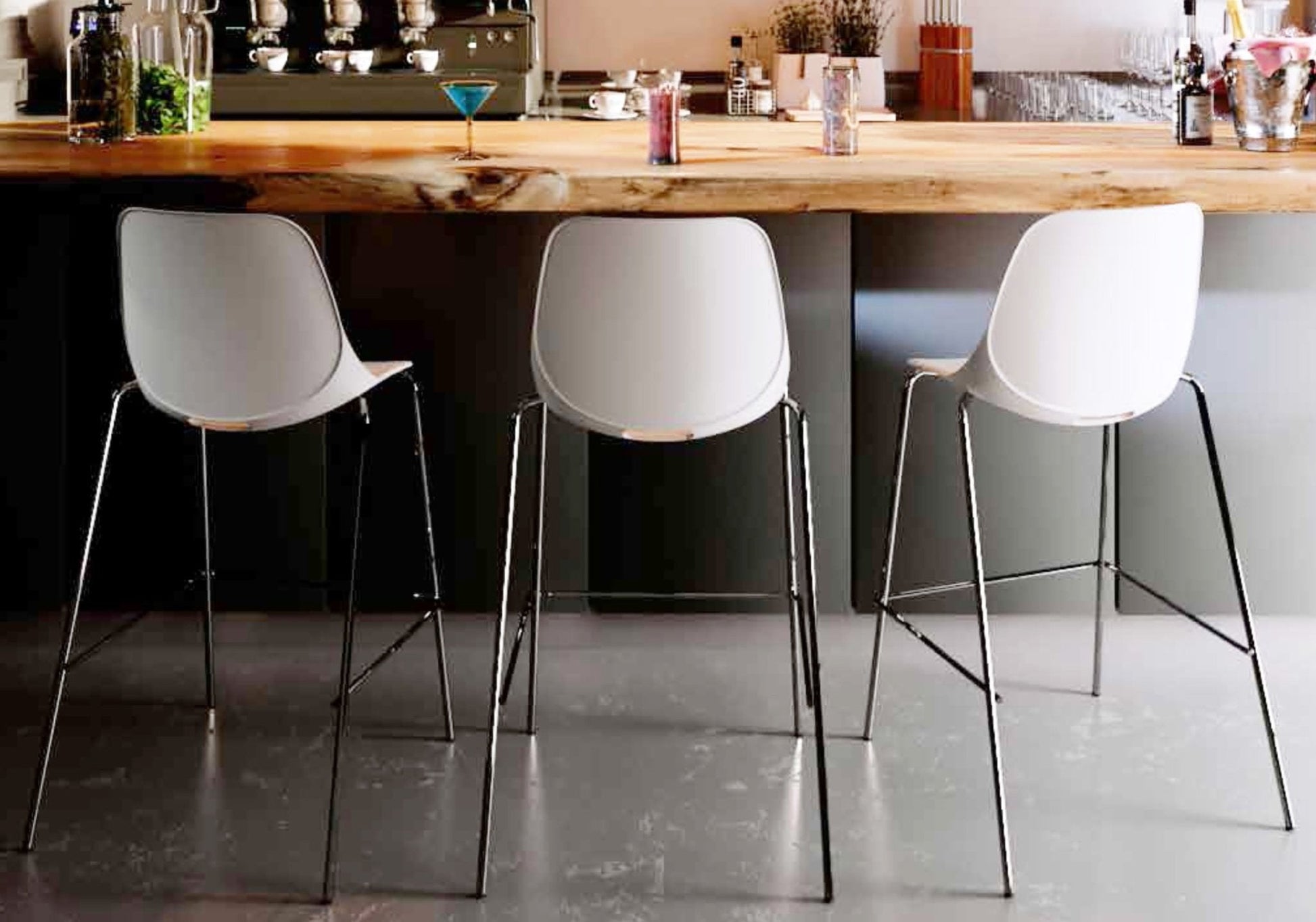 Banco alto Offiho Quick con asiento y respaldo en polipropileno y estructura de acero tubular cromado.