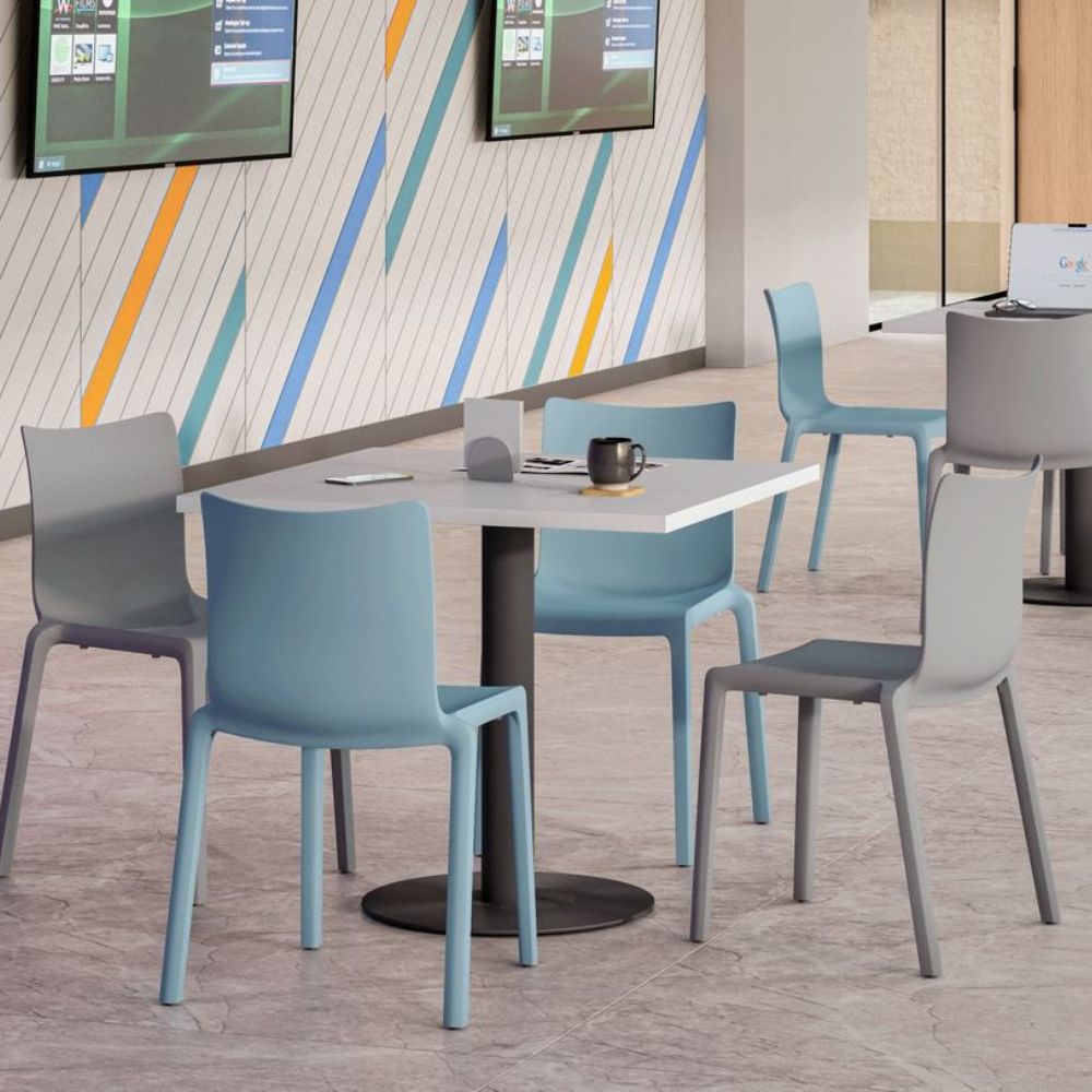 Silla comercial Bratti Rise monobloque de polipropileno con diseño ergonómico para exterior