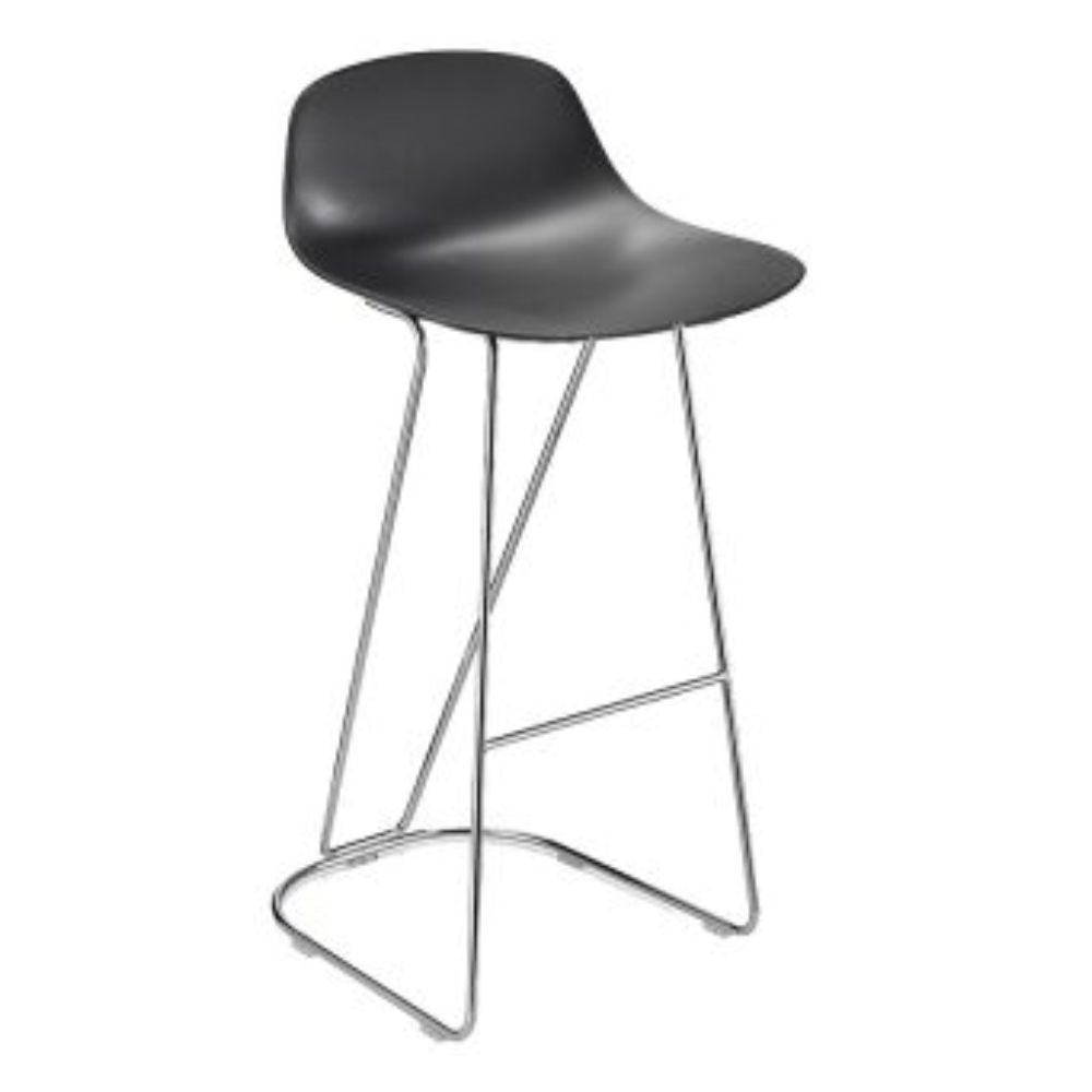Banco bajo Infiniti Pure Loop Mini con asiento de polipropileno y estructura de acero cromado.