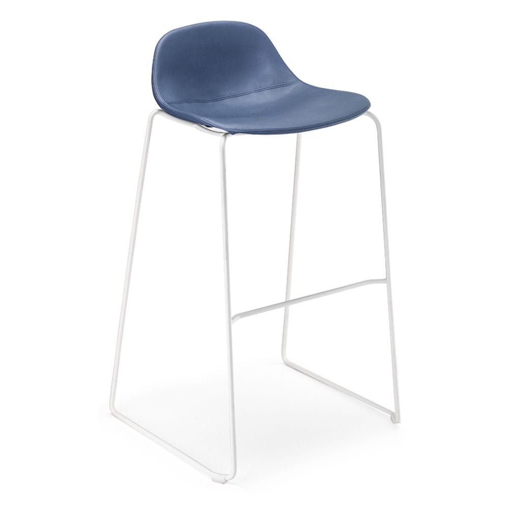 Banco bajo Infiniti Pure Loop Mini con asiento de polipropileno y estructura de acero cromado.