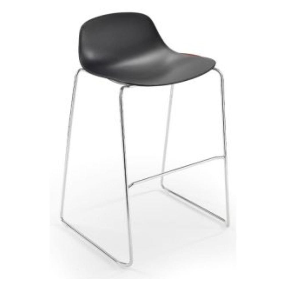 Banco bajo Infiniti Pure Loop Mini con asiento de polipropileno y estructura de acero cromado.