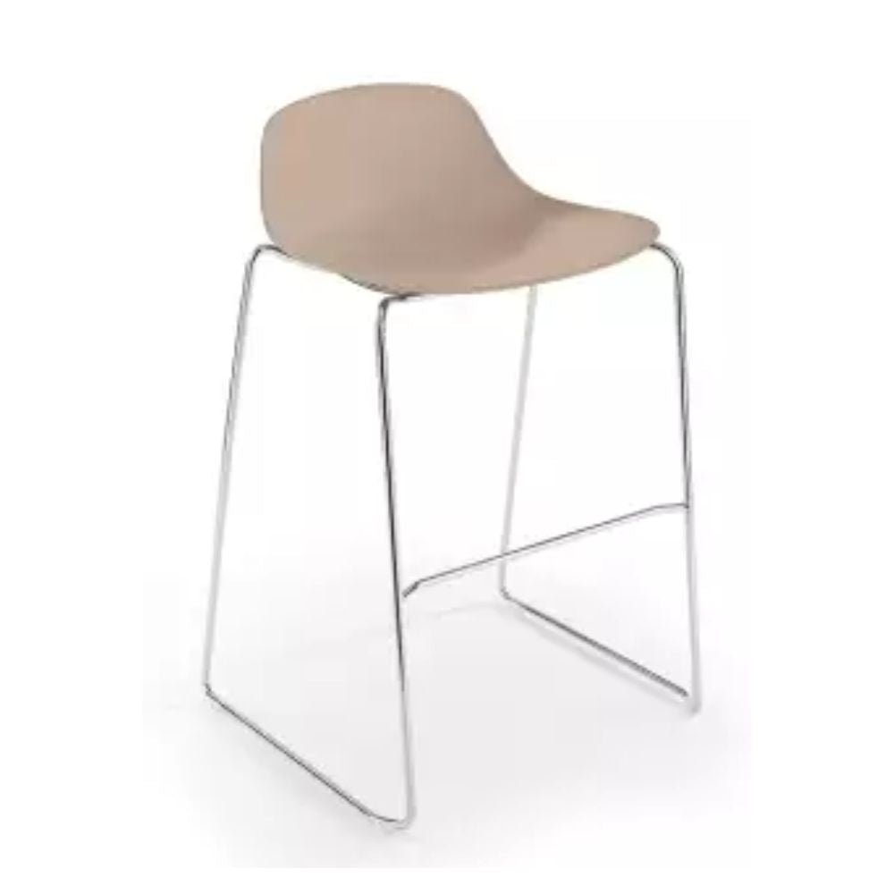 Banco bajo Infiniti Pure Loop Mini con asiento de polipropileno y estructura de acero cromado.