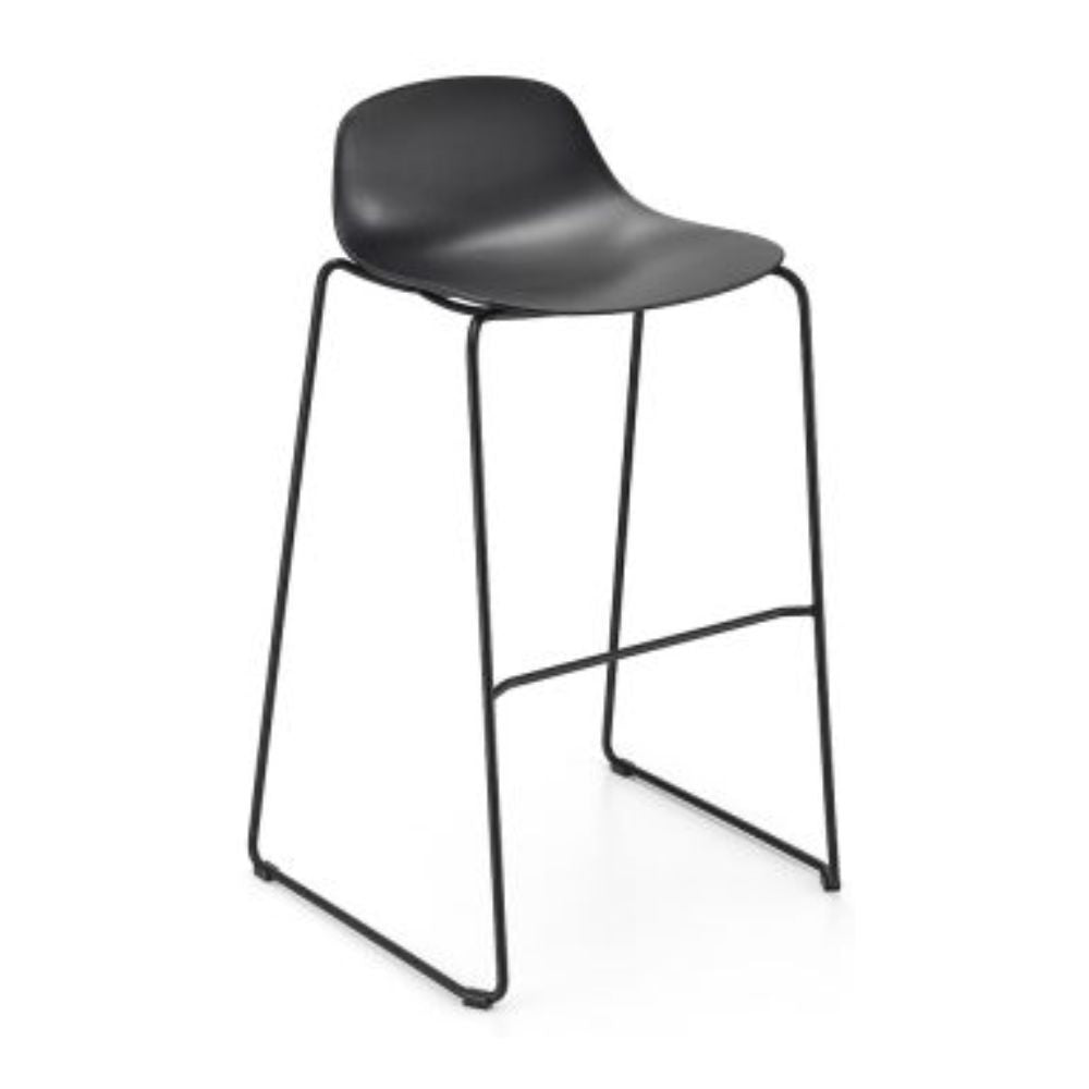 Banco alto Infiniti Pure Loop Mini con asiento en polipropileno y estructura de acero cromado.