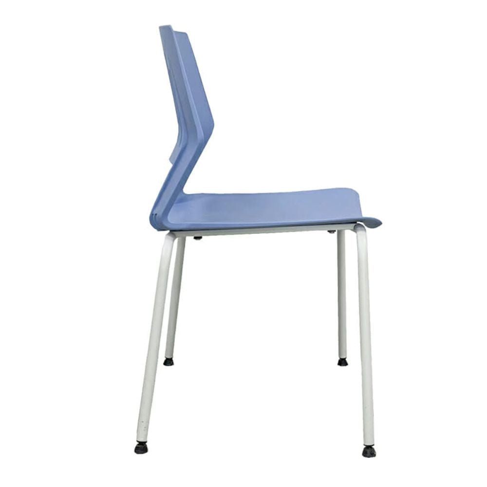 Silla comercial OFIK 1025 Air de plástico con base de cuatro patas de acero blanco apilable